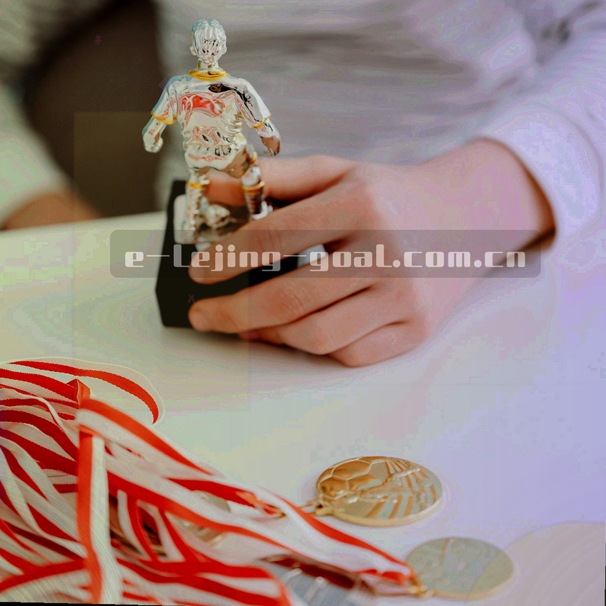 按赛季编号排列的档案盒与标签，暖色灯光